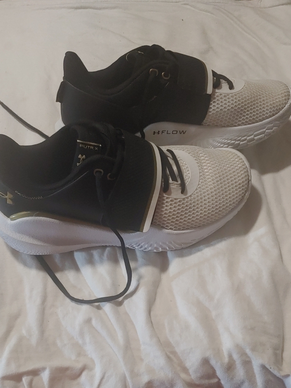 Under Armor Flow Futr X 2 Basketball Shoes Unisex M9.5 W11 White Black Gold